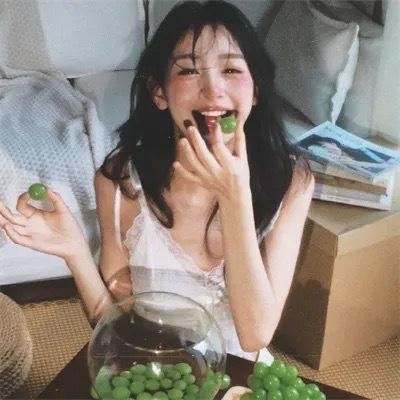 年轻女孩爱过来